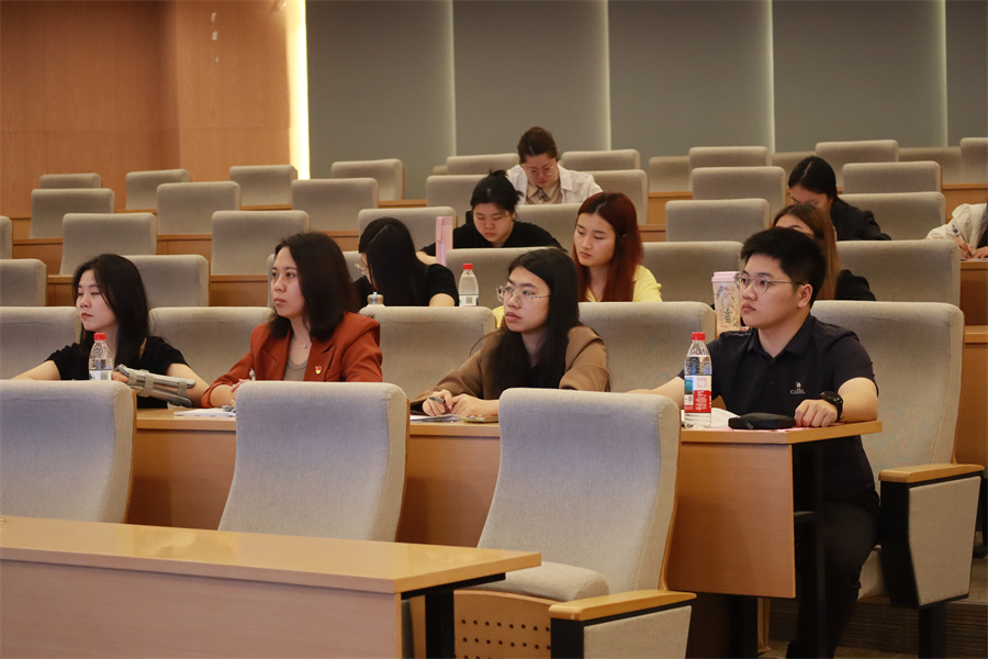 全体参会人员共同观看辅导员队伍建设视频.JPG