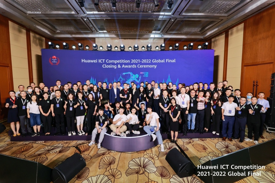 6.2022年华为ICT大赛颁奖照片集体照.jpg