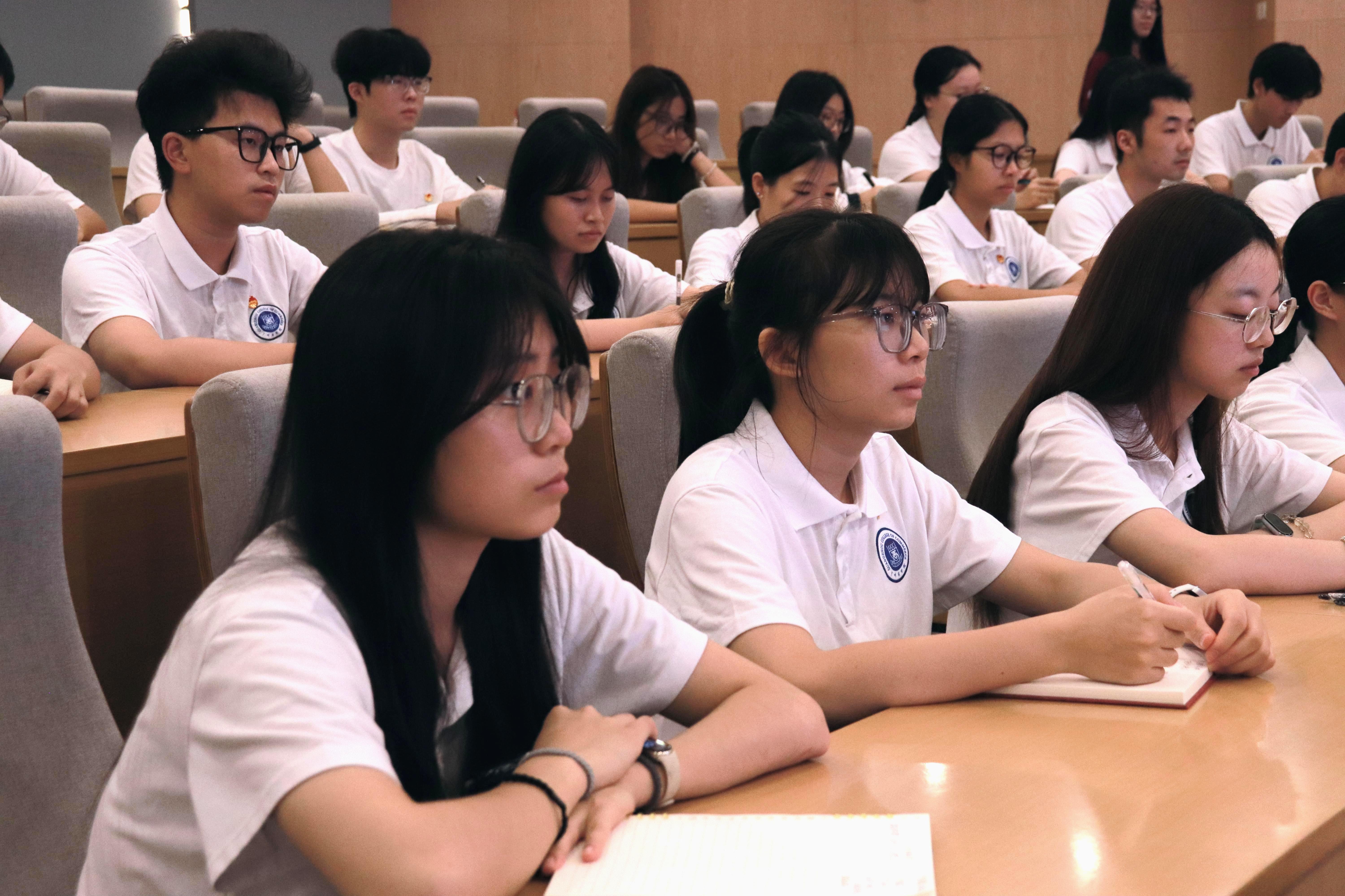 学员们认真听讲.JPG