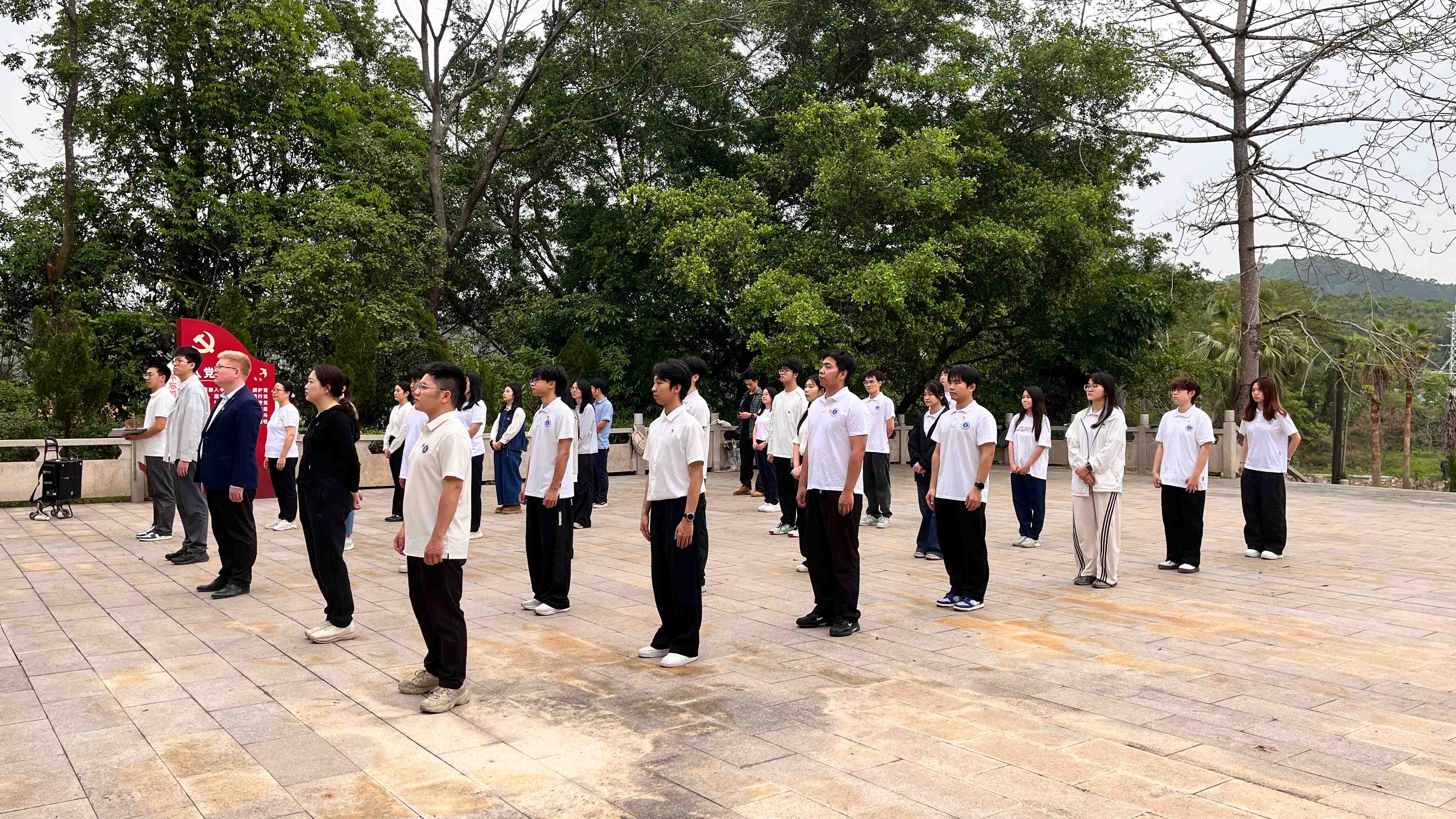 全体师生肃立于纪念碑前.jpg