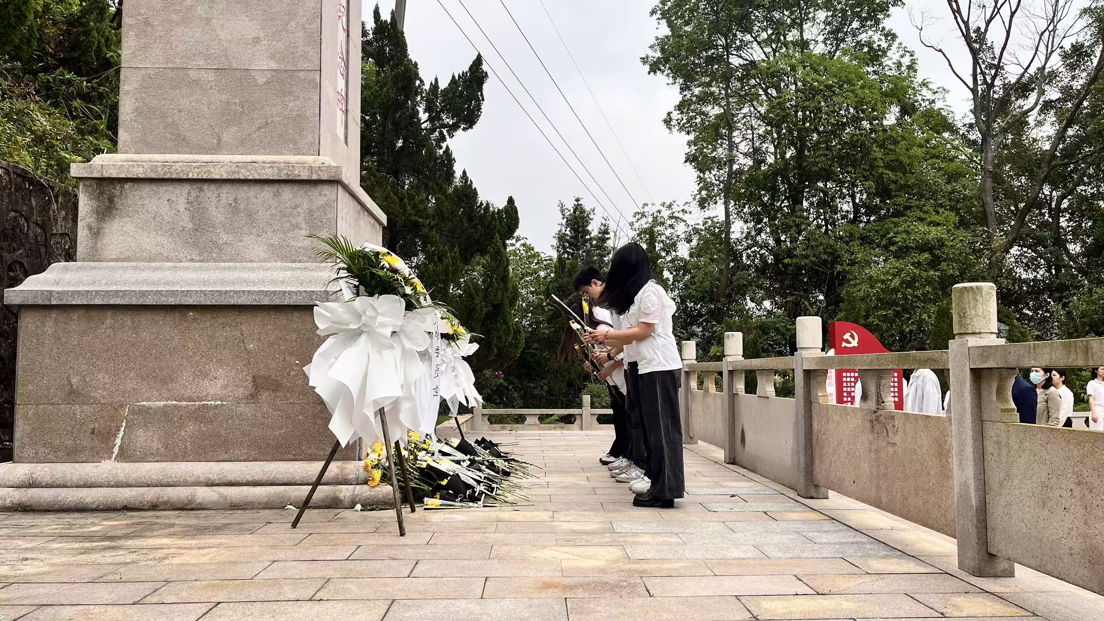全体师生向革命先烈献花.jpg